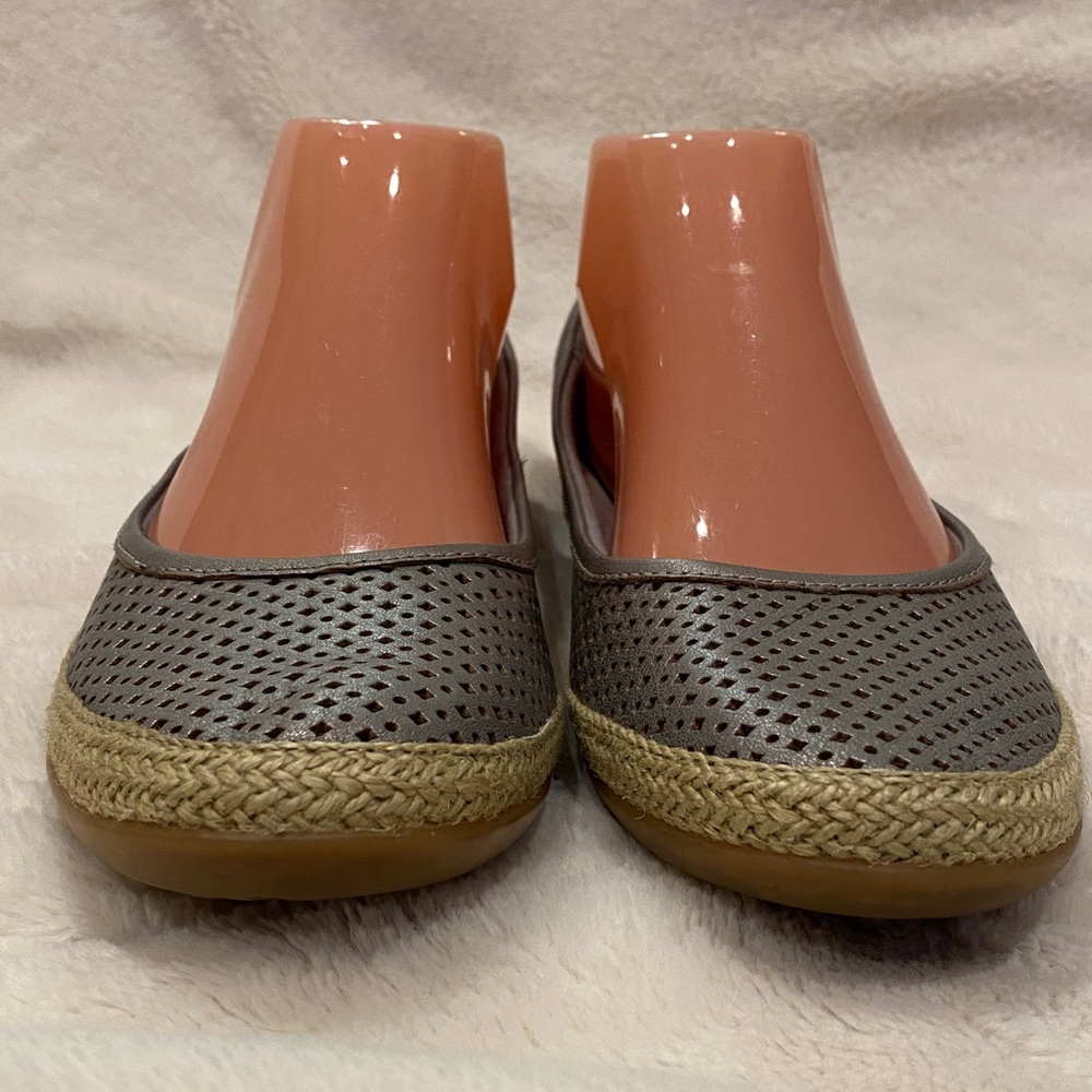 Clarks Danelly Adira Perforated Espadrille SlipOn Ballet Flats Silver Sz 7.5 VGC - Picture 4 of 11